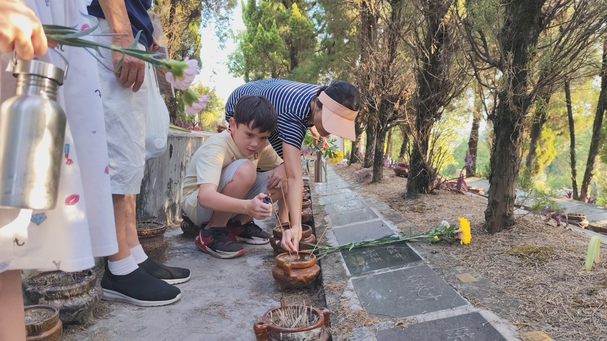 Visiting ancestor graves, something we do many times on each China family visit.